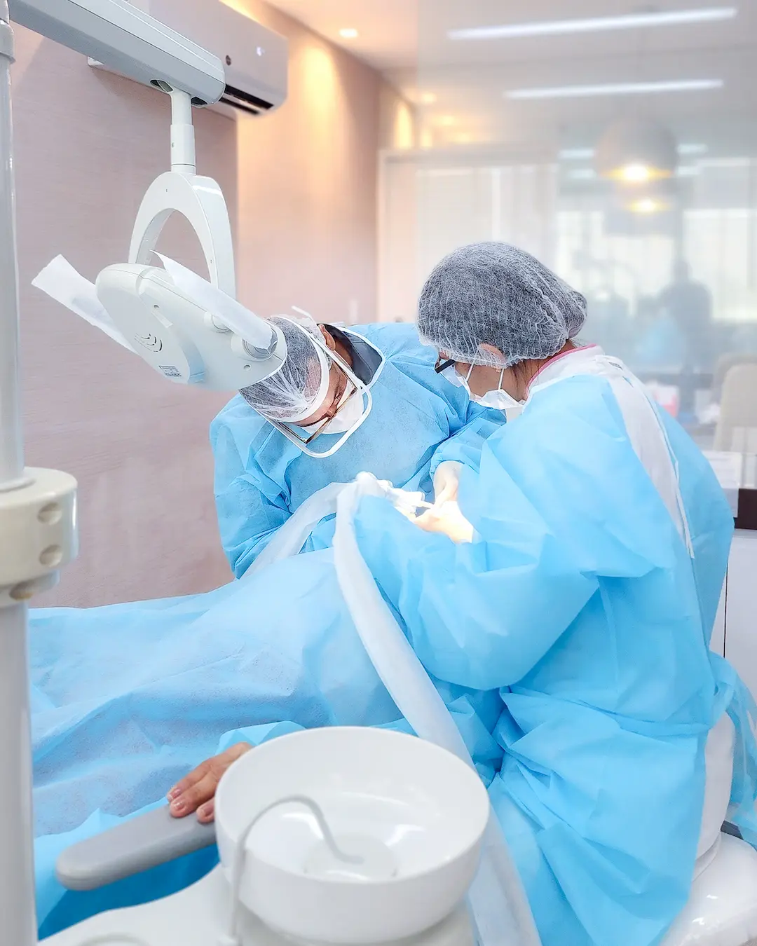 Dr. João Roberto e equipe durante cirurgia de implante