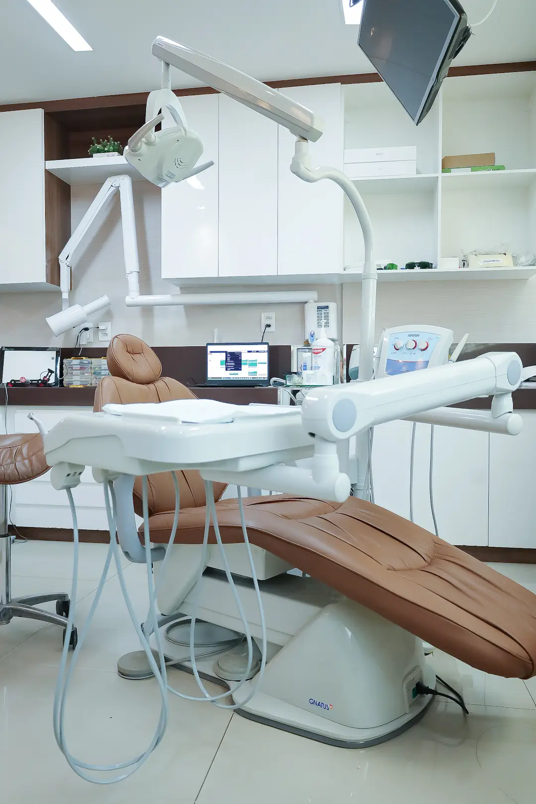 Consultório da JR Implantes com cadeira odontológica e equipamentos modernos